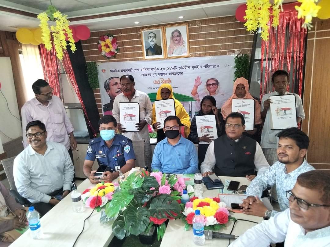 কুতুবদিয়ায় প্রধানমন্ত্রী উপহারের ঘরের চাবি হস্তান্তর