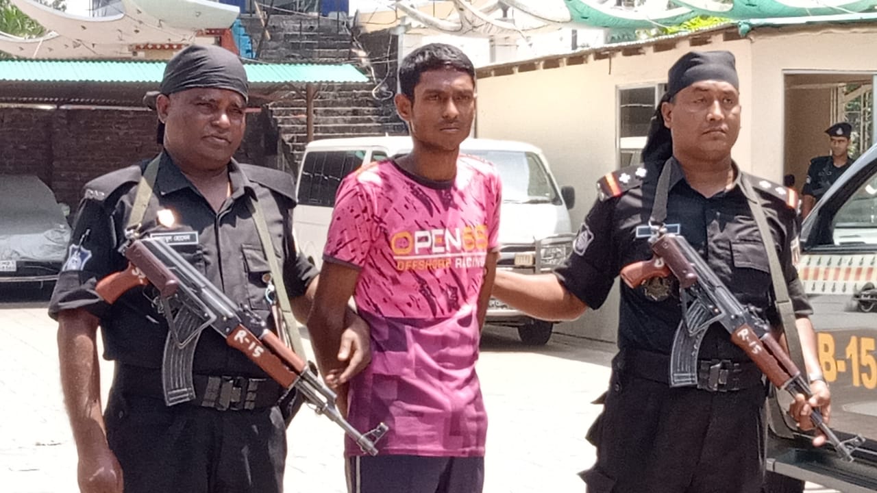 কক্সবাজার শহরের বাহারছড়া থেকে রোহিঙ্গা ক্যাম্পে অস্ত্র সরবরাহকারী যুবক আটক : অস্ত্র উদ্ধার