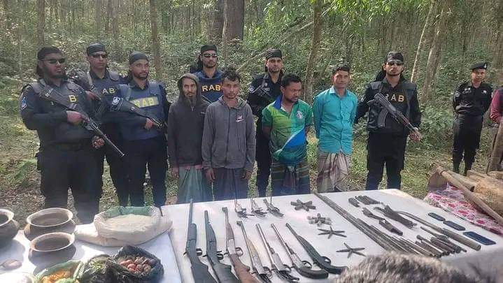 ঈদগড়ে র্যাবের অভিযানে অস্ত্র ও কারিগরসহ আটক ৪