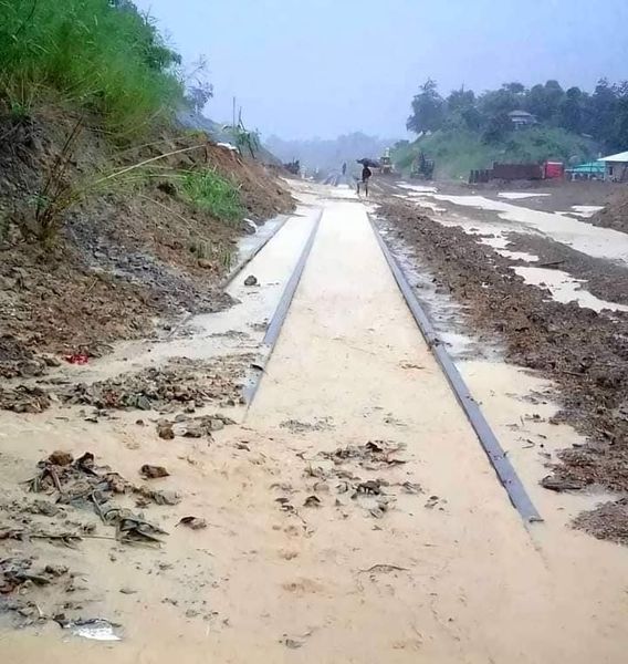 ভারী বর্ষণে কক্সবাজার-চট্টগ্রাম রেল পথে পাহাড় ধস