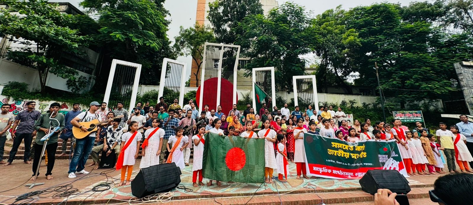 কক্সবাজারে সমবেত কণ্ঠে জাতীয় সংগীত গাইলো সাংস্কৃতিক কর্মীরা