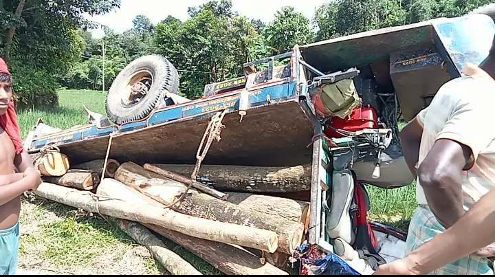 ঘুমধুমে গাছ ভর্তি ট্রলি গাড়ি নিয়ন্ত্রন হারিয়ে নিহত ১ , আহত ২