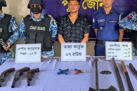 মহেশখালীতে ৩টি দেশীয় আগ্নেয়াস্ত্র ৭ রাউন্ড কার্তুজ উদ্ধার : গ্রেপ্তার-১