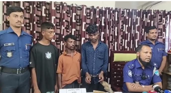 মহেশখালীতে শীর্ষ সন্ত্রাসী তারেক ও সহযোগী অস্ত্রসহ গ্রেফতার