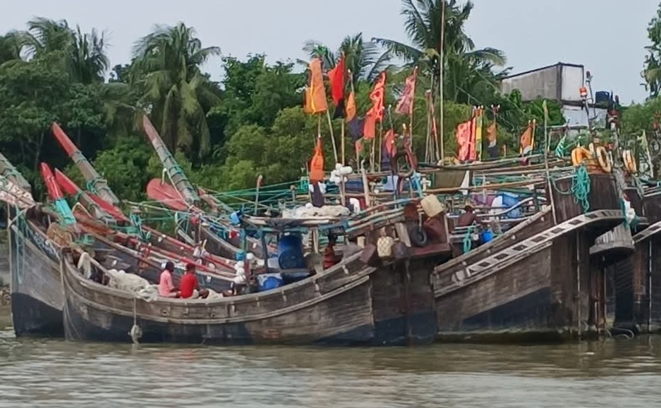 কক্সবাজারে শুরু হয়েছে মাছ শিকারে ২২ দিনের নিষেধাজ্ঞা