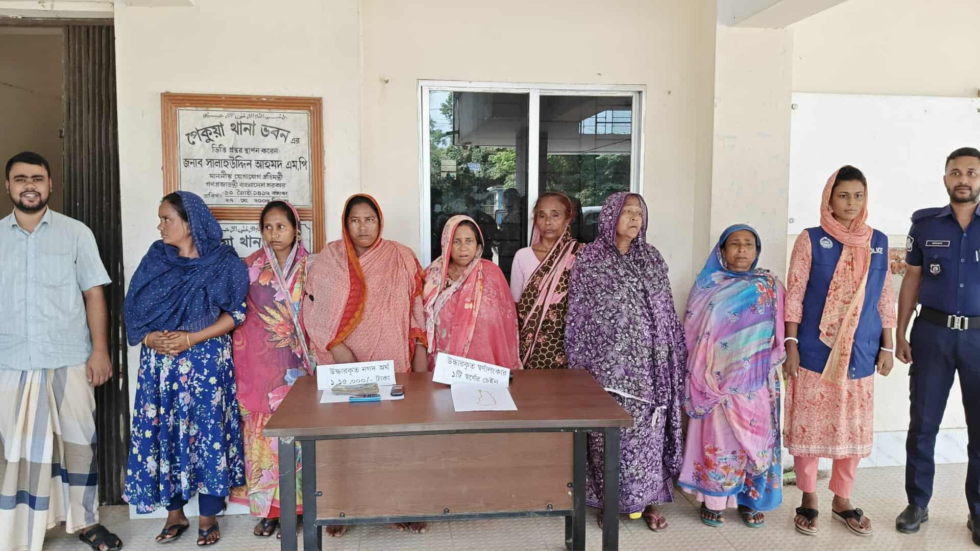 ওয়াশ রুমে যাওয়ার কথা বলে গৃহবধূকে অজ্ঞান করে স্বর্ণ ও অর্থ লুট : আন্তঃজেলা চোর চক্রের ৭ সদস্য আটক