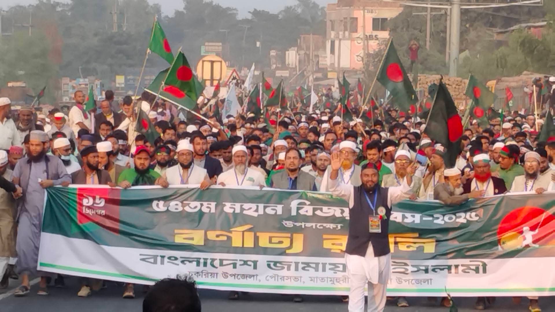 চকরিয়ায় চার কিলোমিটার সড়কে জামায়াত ইসলামির বিজয় মিছিল