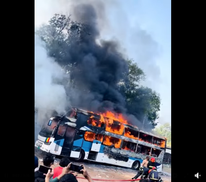কক্সবাজারে পার্কিংয়ে দাঁড়িয়ে থাকা বাসে হঠাৎ আগুন