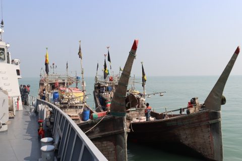 মায়ানমারে পাচারকালে সিমেন্ট বোঝাই দুটি বোটসহ ২৩ জন আটক