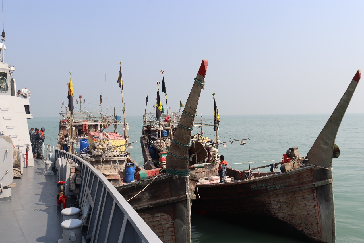 মায়ানমারে পাচারকালে সিমেন্ট বোঝাই দুটি বোটসহ ২৩ জন আটক