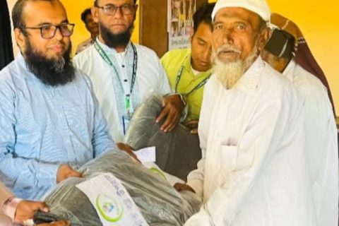 ঈদগাঁওতে গরীব ও অসহায়দের মাঝে শীতবস্ত্র বিতরণ