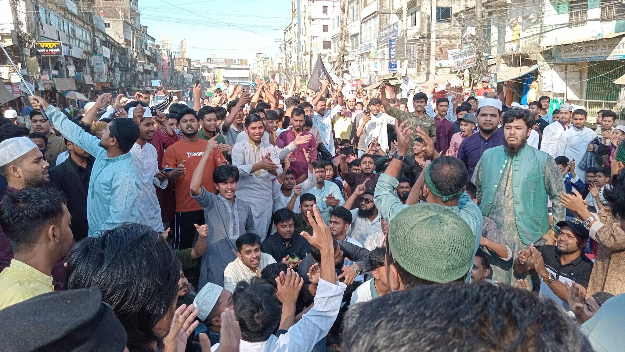 হাদি হত্যার প্রতিবাদে চকরিয়ায় মহাসড়ক অবরোধ করে বিক্ষোভ