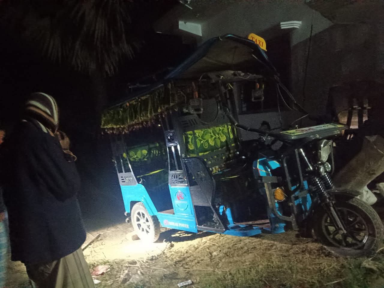 চকরিয়ায় সড়কে টমটম গাড়ি উল্টে পড়ে শিশু নিহত