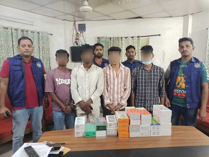 গর্জনীয়ার বড়বিলে ২৫টি মোবাইল সহ পাচারকারীচক্রের ৪ সদস্য আটক