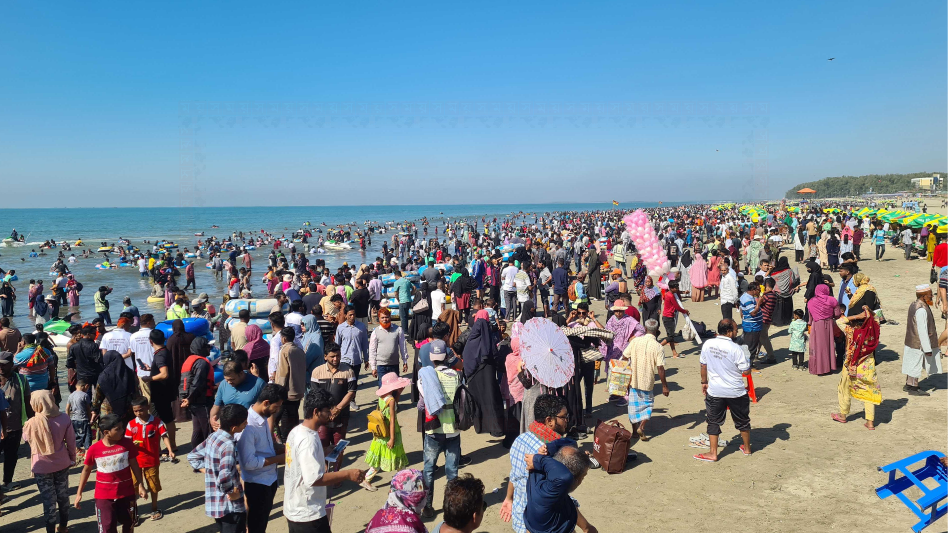 ছুটির দিনে কক্সবাজার সমুদ্র সৈকতে পর্যটকের ঢল