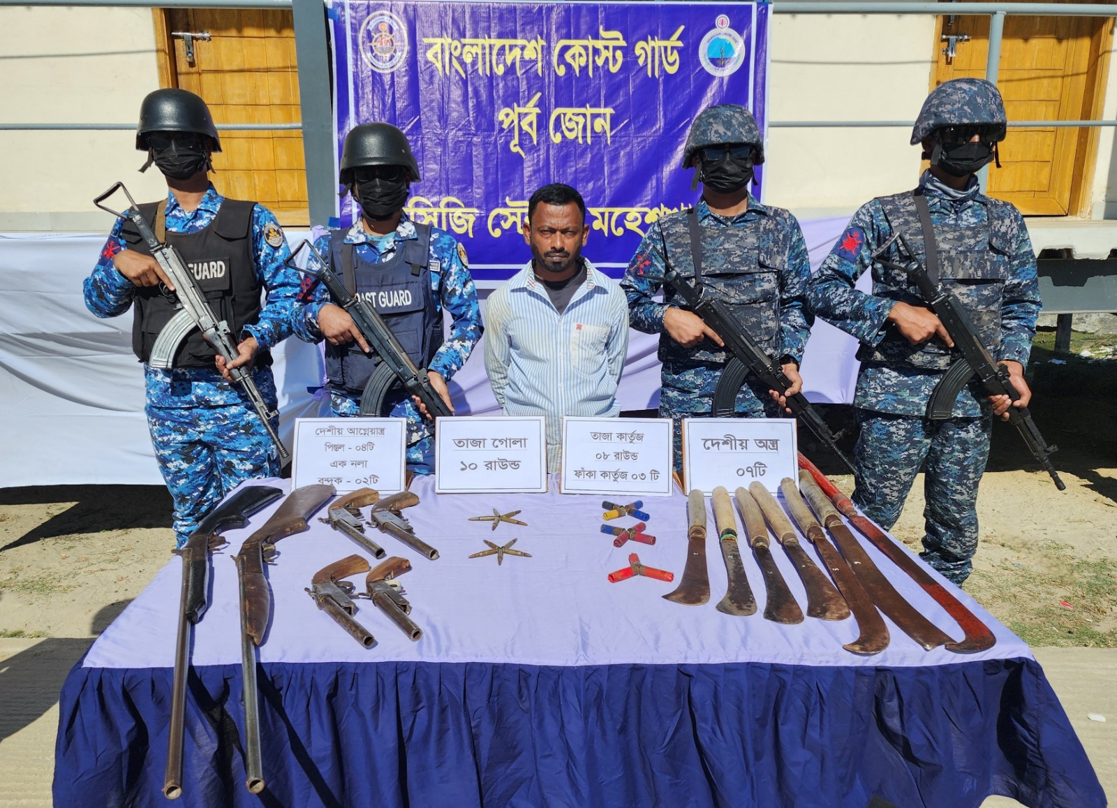 মহেশখালীতে ৬টি আগ্নেয়াস্ত্র তাজা গোলাসহ সন্ত্রাসী আটক