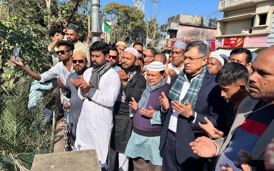 স্ত্রী ও সন্তান হারানো সাংবাদিক আনছারের পাশে সালাহউদ্দিন আহমদ : পরিবারকে সান্ত্বনা ও কবর জিয়ারত