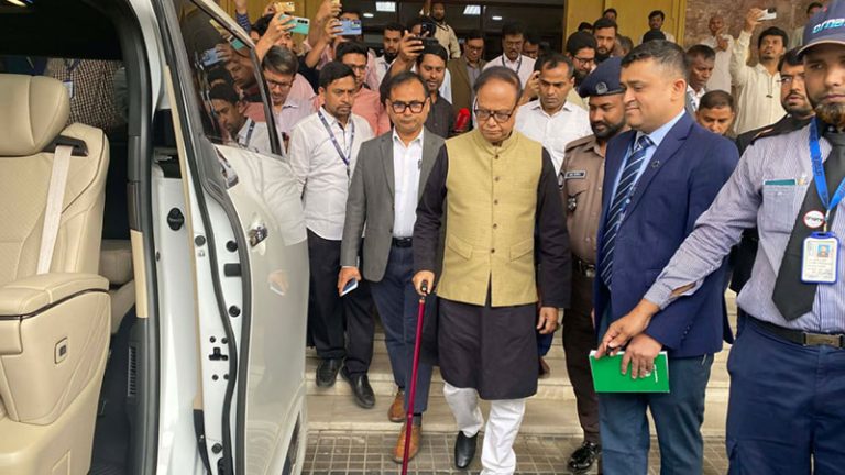 কর্মকর্তাদের আন্দোলনের মুখে বিদায়ী সংবর্ধনা ছাড়াই গভর্নরের বিদায়