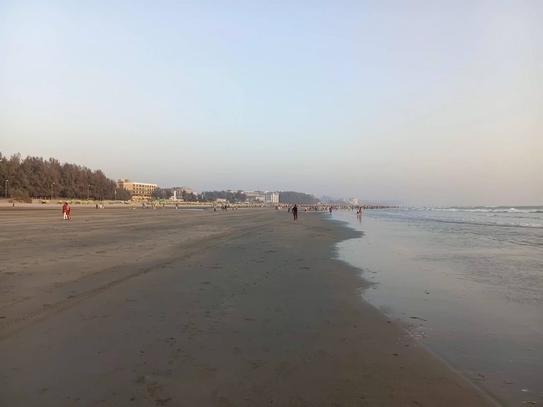 ভিড়হীন কক্সবাজার সৈকত