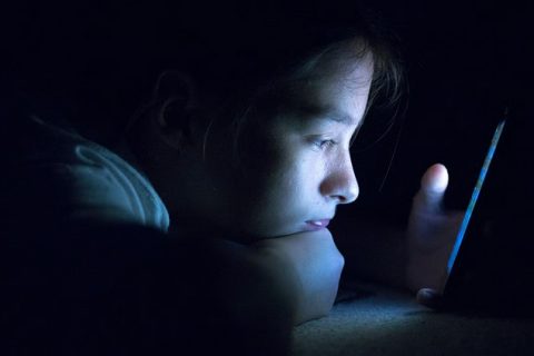 স্মার্টফোনের নীল আলোই নবীন প্রজন্মের কালান্তক